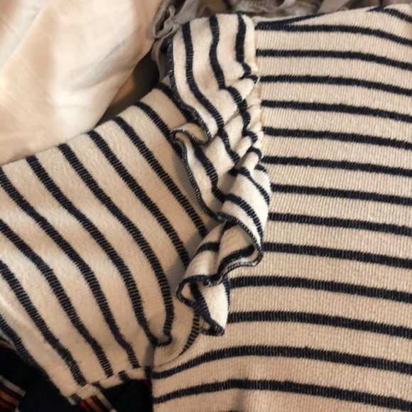 Darling top with ruffled sleeves! - Picture 2 of 2